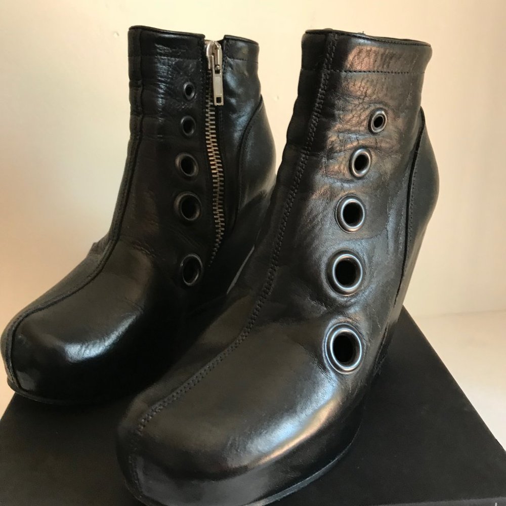 Rick Owens 'Spike' bootie with grommets - Picture 5 of 16